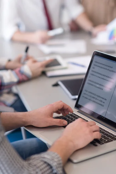 Biznes człowiek rąk pisania na laptopa z zespołem na mnie z bliska — Zdjęcie stockowe