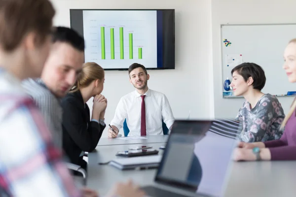 Jonge mensen de bedrijfsgroep op vergadering op kantoor — Stockfoto