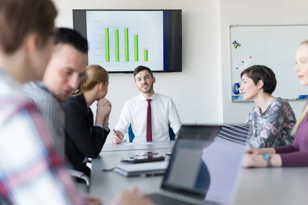 Gruppo di giovani imprenditori in riunione in ufficio — Foto Stock