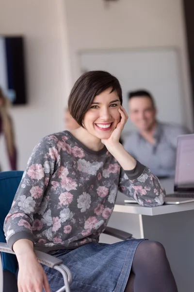 Porträt einer jungen Geschäftsfrau im Büro mit Team bei einem Meeting — Stockfoto