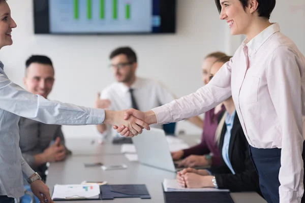 Obchodní Zenske handshake — Stock fotografie