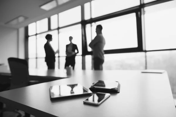 Primer plano de la tableta, gente de negocios en la reunión en segundo plano —  Fotos de Stock