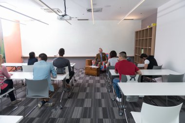 öğretmen sınıfta öğrencilerle portresi 
