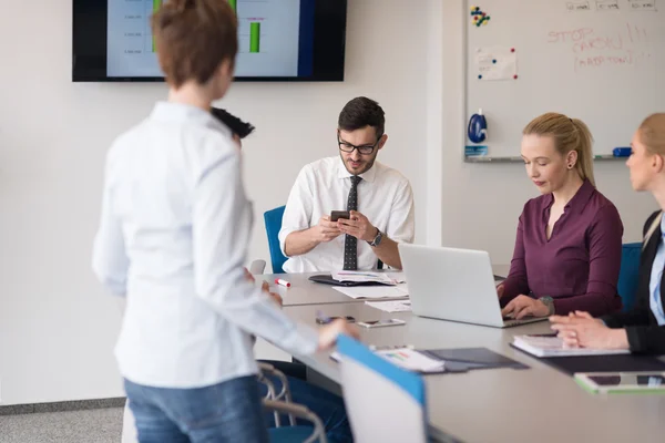 Gruppe junger Geschäftsleute trifft sich im modernen Büro — Stockfoto