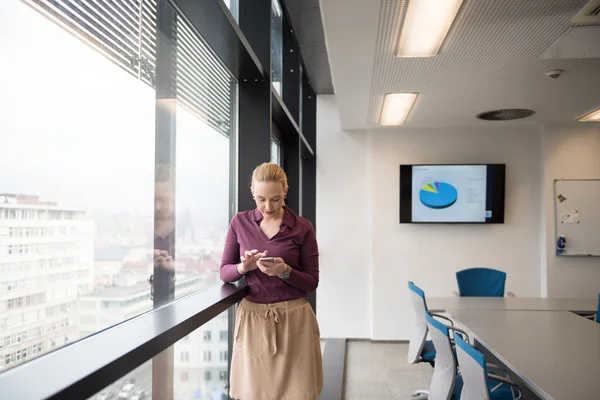 Joven mujer de negocios usando teléfono inteligente — Foto de Stock