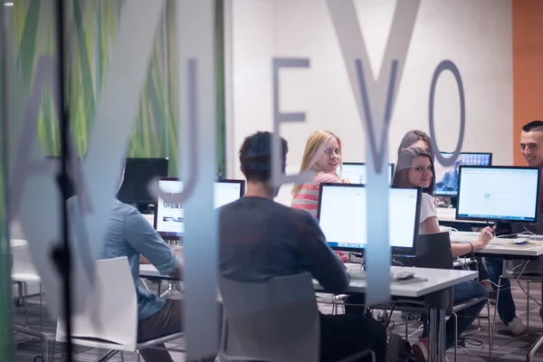 Technologiegroep studenten werken in de computer lab schoolklas — Stockfoto