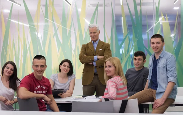 Portret van leraar met de groep studenten op achtergrond — Stockfoto