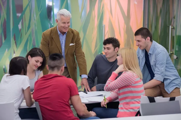 Portret van in leraar in de klas met studenten — Stockfoto