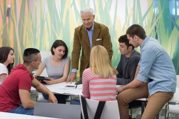 Porträtt av i lärare i klassrummet med elever — Stockfoto