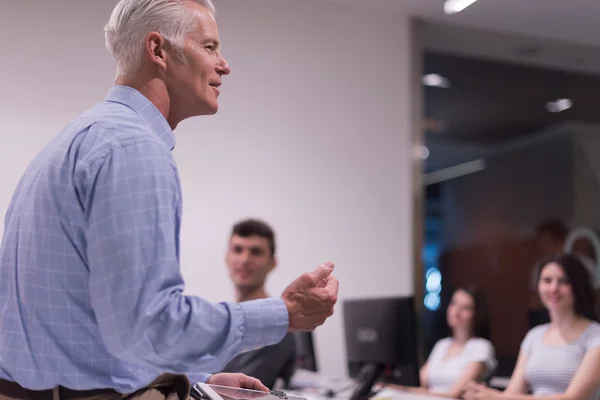 Insegnante e studenti in aula laboratorio informatico — Foto Stock