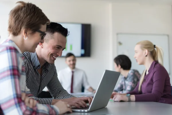 Junges Businesspaar arbeitet am Laptop — Stockfoto