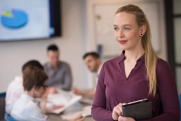 Mujer de negocios rubia trabajando — Foto de Stock