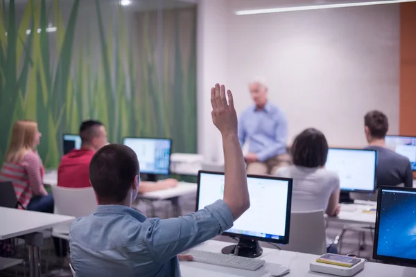 Estudiante respondiendo a una pregunta en el aula — Foto de Stock