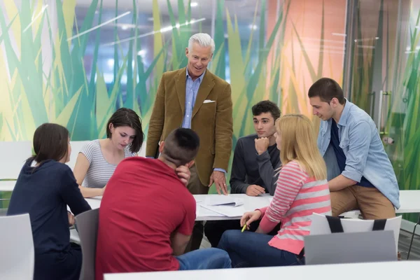 Portret van in leraar in de klas met studenten — Stockfoto