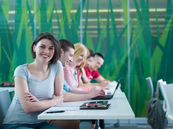 Gruppe von Schülern lernt gemeinsam im Klassenzimmer — Stockfoto