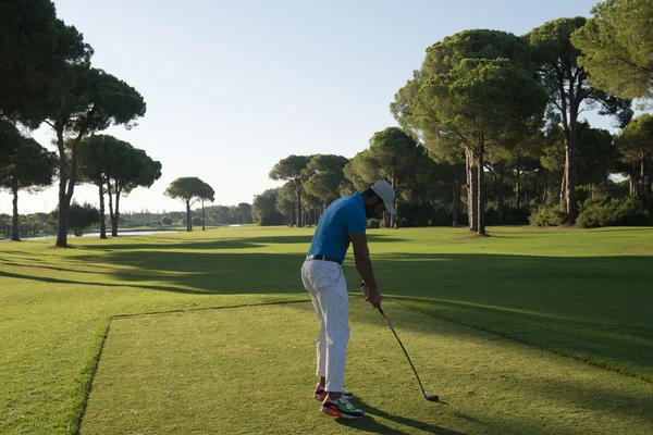 Jogador de golfe bater tiro — Fotografia de Stock