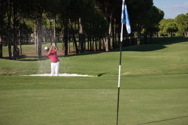 Golfista batendo um bunker de areia tiro — Fotografia de Stock
