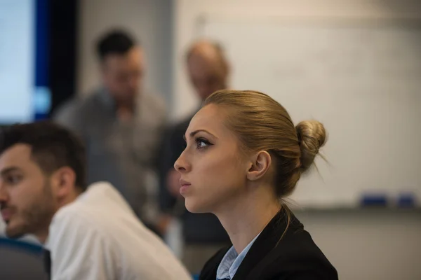 Porträt einer jungen Geschäftsfrau im Büro mit Team bei einem Meeting — Stockfoto