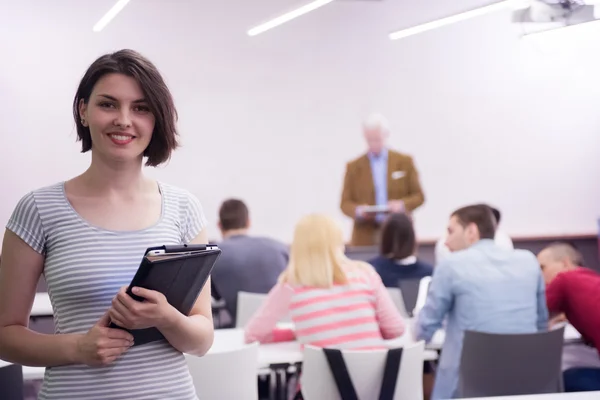 Estudiante en la biblioteca — Foto de Stock