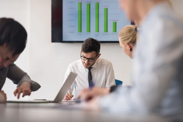 Unga människor affärsgrupp på gruppmöte på moderna kontor — Stockfoto