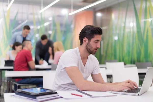 Manlig student i klassrummet — Stockfoto