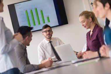 modern ofis takım toplantıda genç iş insanlar grubu