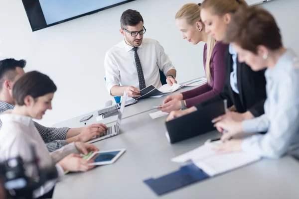 Gruppo di giovani uomini d'affari in riunione di squadra presso l'ufficio moderno — Foto Stock