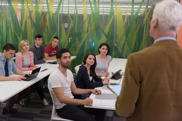 Porträt eines Lehrers im Klassenzimmer mit Schülern — Stockfoto