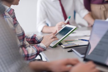 Genç iş adamları modern ofiste toplanıyor.