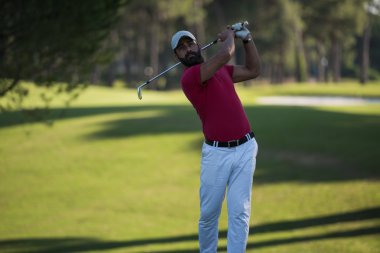 Golf oyuncu isabet uzun atış