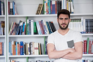 Okul kütüphanesinde öğrenci eğitimi