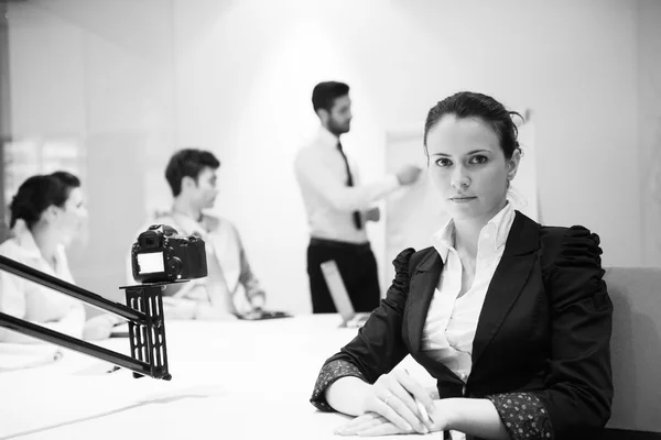 Молода бізнес-леді на зустрічі з ноутбуком — стокове фото