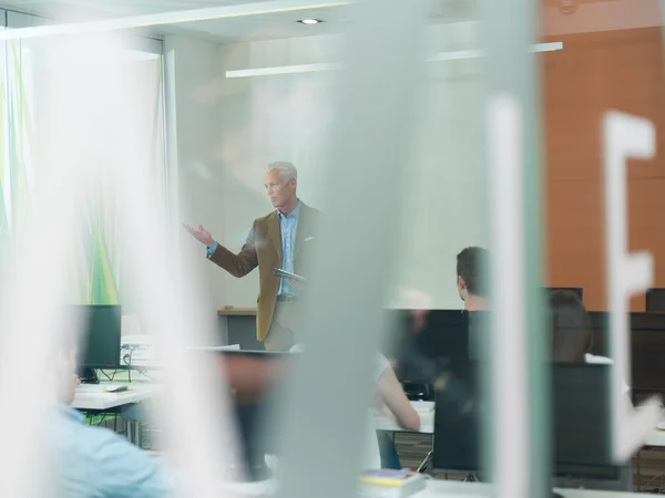 Oberlehrer und Schülergruppe im Computerraum — Stockfoto