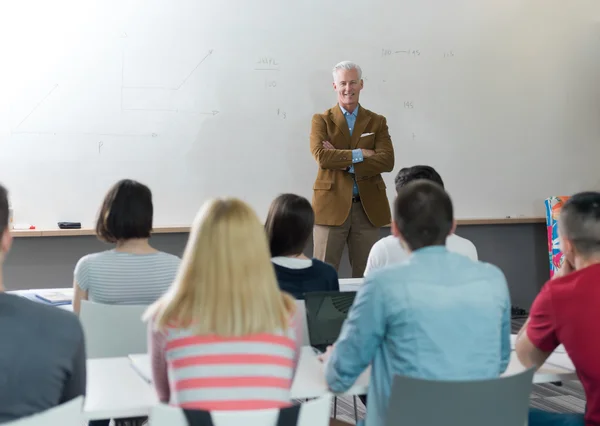 Retrato de en profesor en el aula con los estudiantes —  Fotos de Stock