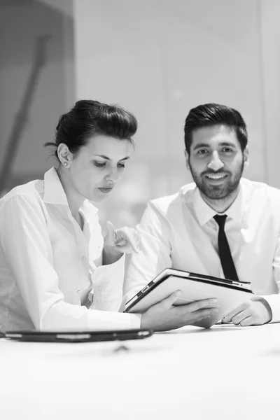 Retrato de pareja de negocios en la oficina —  Fotos de Stock