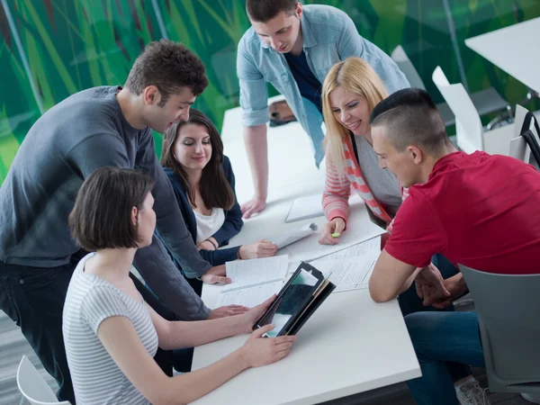 Groupe d'étudiants étudient ensemble en classe — Photo