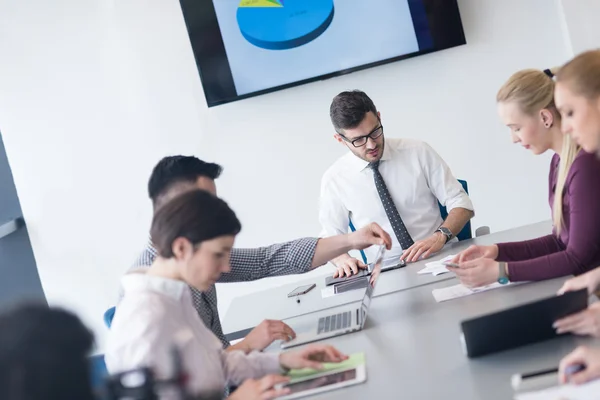Grupo de jovens empresários em reunião de equipe no escritório moderno — Fotografia de Stock