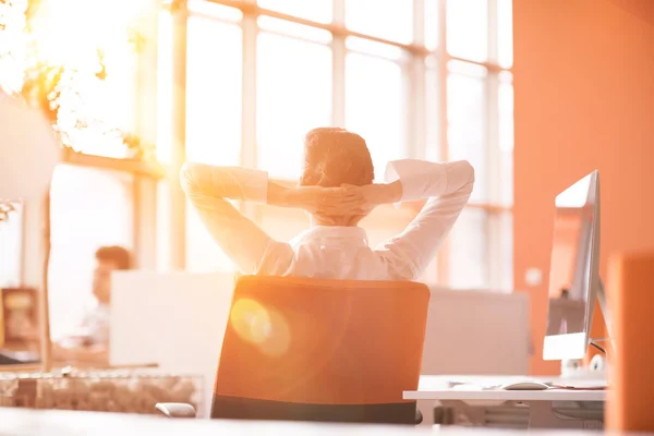 Jovem empresária relaxante no local de trabalho — Fotografia de Stock