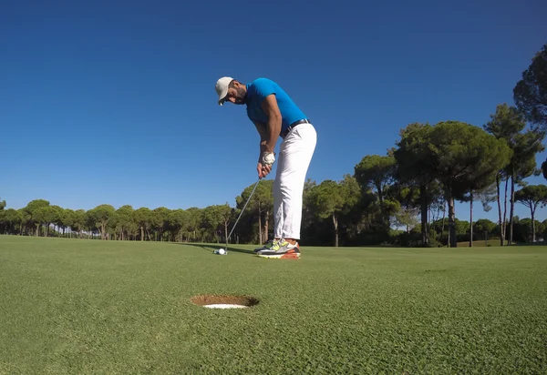 Joueur de golf frapper coup de feu à la journée ensoleillée — Photo