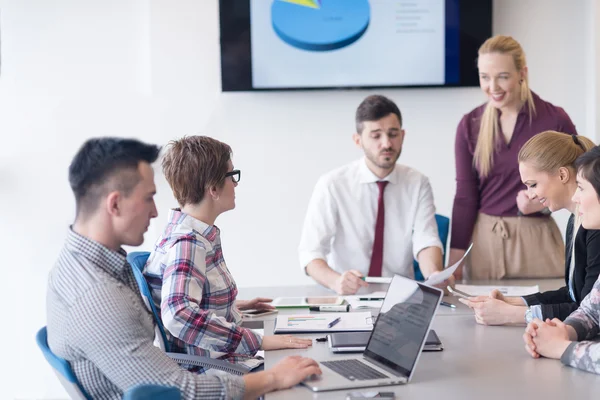 Grupo de jóvenes empresarios sobre la reunión en la oficina moderna — Foto de Stock