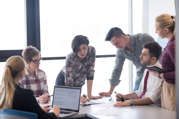 Unga affärsmän grupp på möte på moderna kontor — Stockfoto