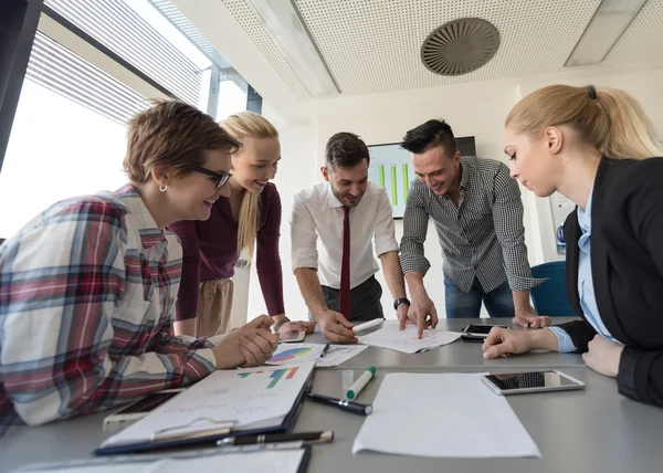 Start verksamhet team på möte på moderna kontor — Stockfoto