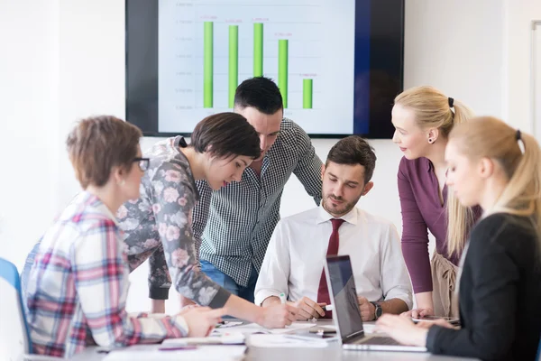 Jonge zakenmensen groep over vergadering op modern kantoor — Stockfoto