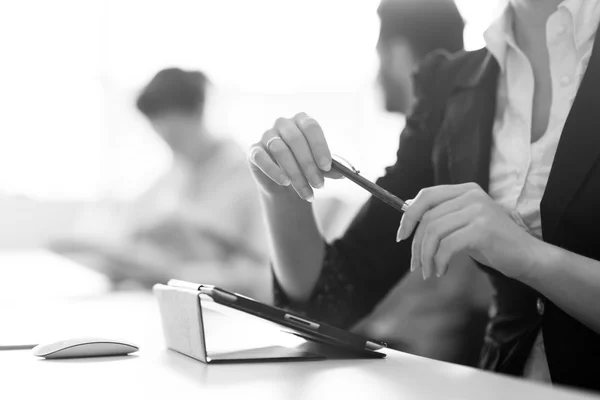 Le mani femminili che tengono la penna su incontro d'affari — Foto Stock