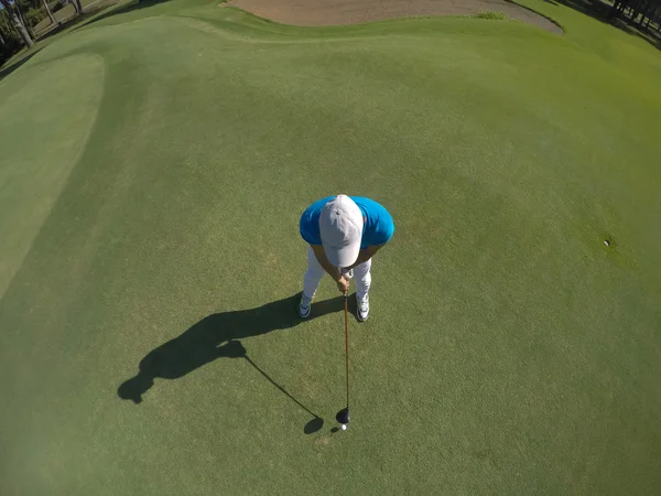 Vista dall'alto del giocatore di golf colpire colpo — Foto Stock