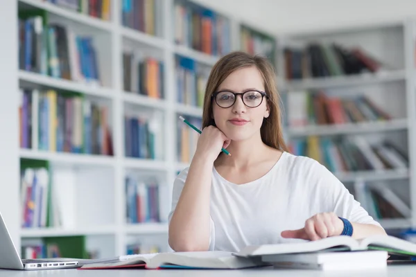 Studentinnen lernen in der Schulbibliothek — Stockfoto