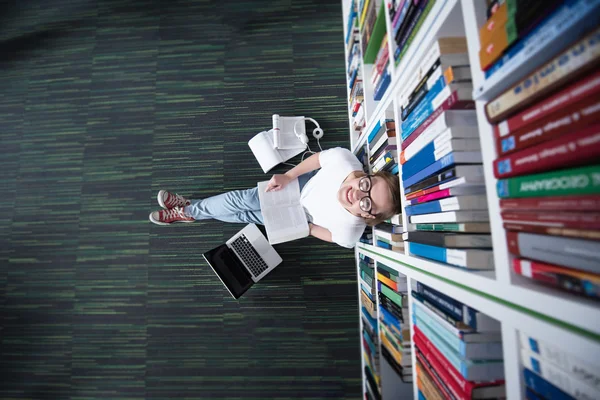 Kvinnlig student studie i biblioteket — Stockfoto