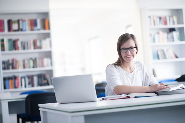 Kvinnlig student studera i skolans bibliotek — Stockfoto