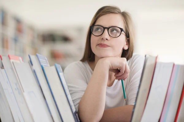 Portrait d'une étudiante lisant un livre à la bibliothèque — Photo