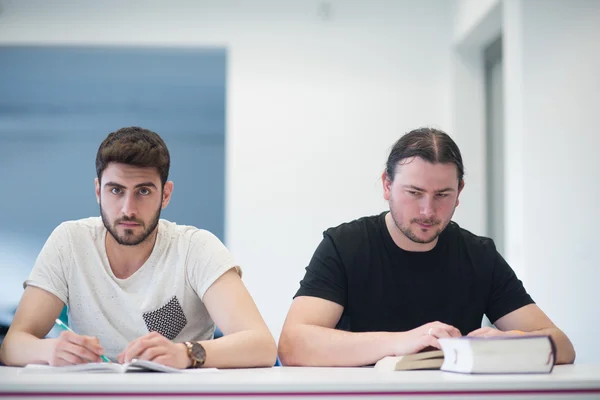 Estudiante masculino en el aula — Foto de Stock